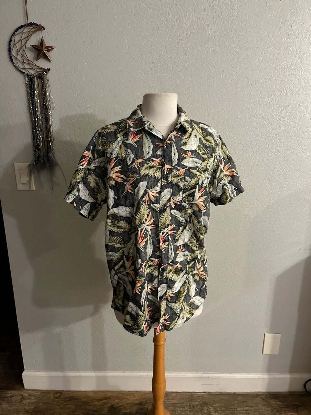 DC Shoes Men's Tropical Bird of Paradise Floral Short Sleeve Button Down Shirt M